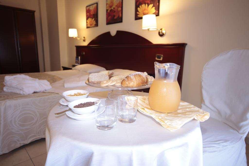 Club Hotel Kennedy 로첼라 이오니카 객실 사진